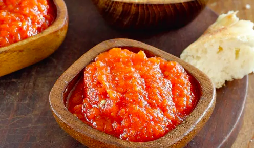 Лютеница – Традиционният Вкус на Българската Кухня